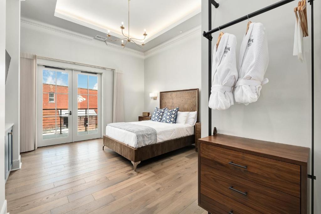 The Flying Fifty Hotel, a Luxury Boutique Hotel - Deluxe Queensuite