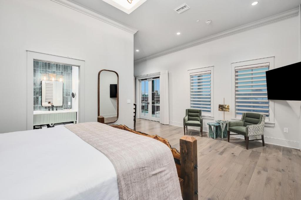 The Flying Fifty Hotel, a Luxury Boutique Hotel - Suite Met Kingsize Bed En Balkon