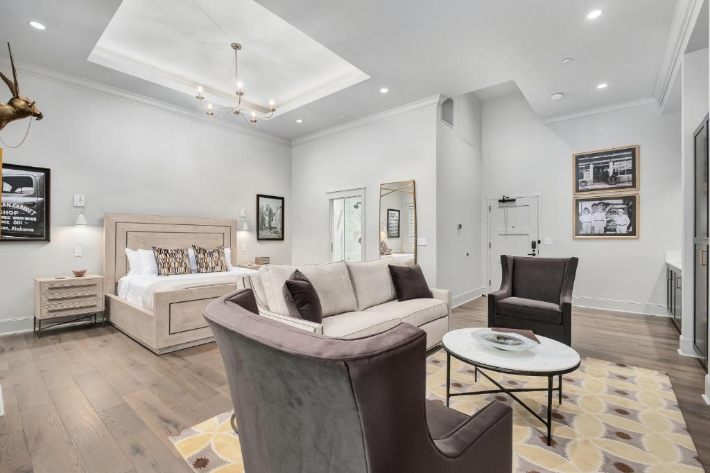 The Flying Fifty Hotel, a Luxury Boutique Hotel - Suite Met Kingsize Bed En Balkon