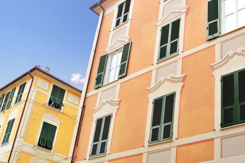 ein hohes Gebäude mit vielen Fenstern darauf in der Unterkunft Romeo Apartments in Santa Margherita Ligure