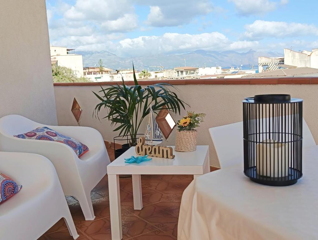 einen Balkon mit einem Tisch und Stühlen sowie Aussicht in der Unterkunft Limonce' Home Vicini a San Vito lo Capo e Palermo CasaVacanze con ampia veranda e Vista a 3 minuti dal mare Alcamo marina in Castellammare del Golfo