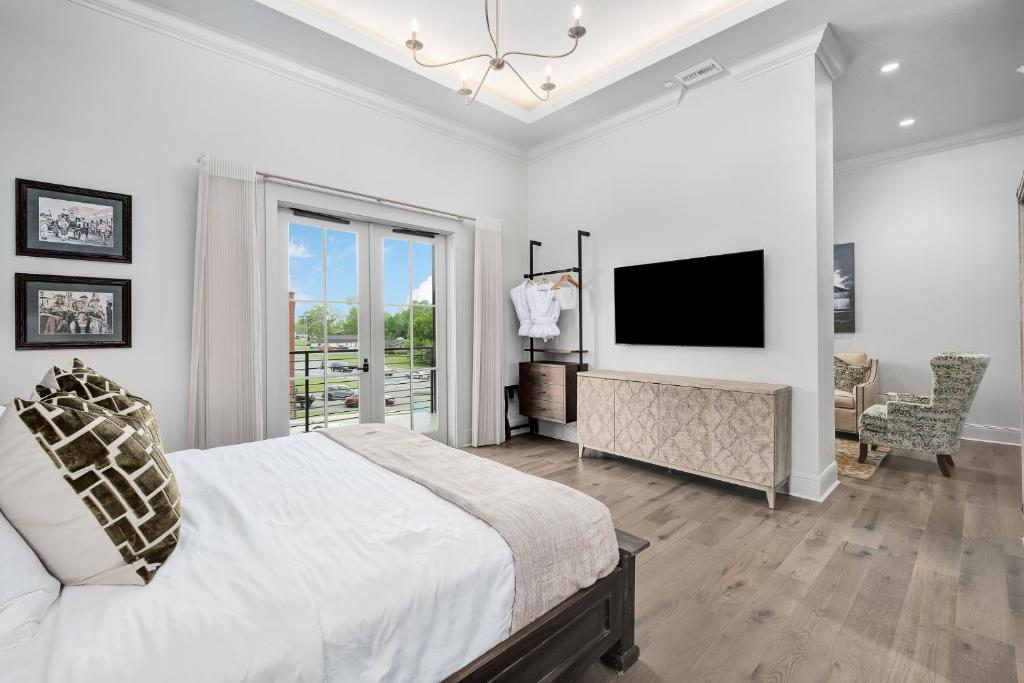 The Flying Fifty Hotel, a Luxury Boutique Hotel - Suite Met Kingsize Bed En Balkon