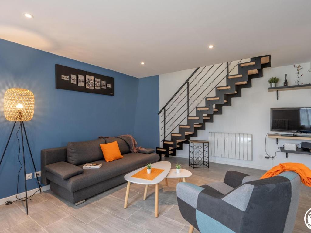 sala de estar con sofá y escalera en Gîte Abbecourt, 3 pièces, 4 personnes - FR-1-526-46, en Abbecourt