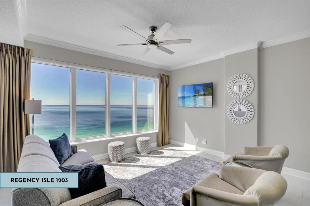 uma sala de estar com vista para o oceano em Regency Isle 1203 em Orange Beach