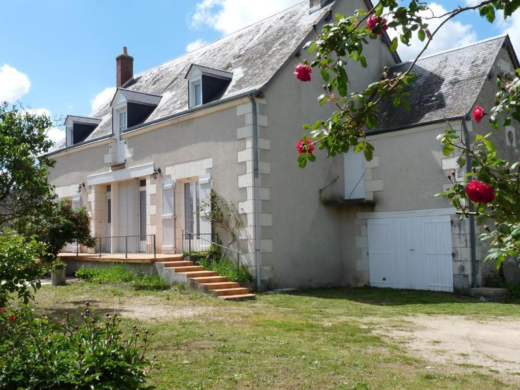 Casa blanca con porche y patio en Gîte Manthelan, 3 pièces, 4 personnes - FR-1-381-574, en Manthelan