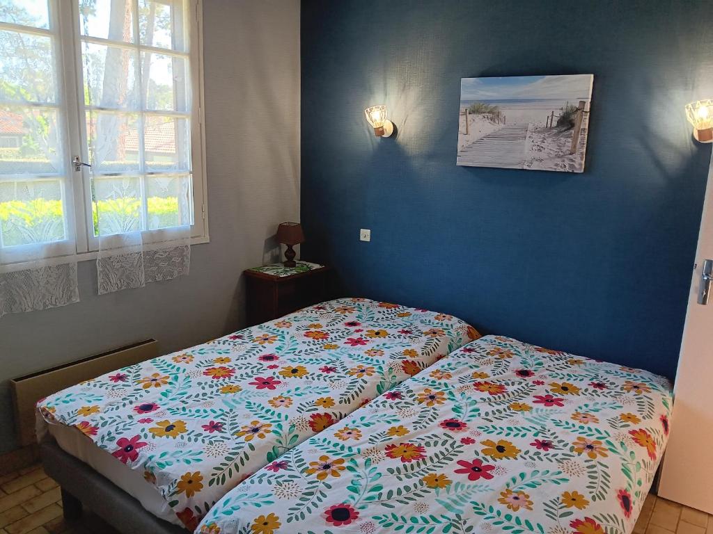 Łóżko lub łóżka w pokoju w obiekcie Maison spacieuse avec jardin, proche commerces et plage, 6 couchages, parking privatif - FR-1-239-902