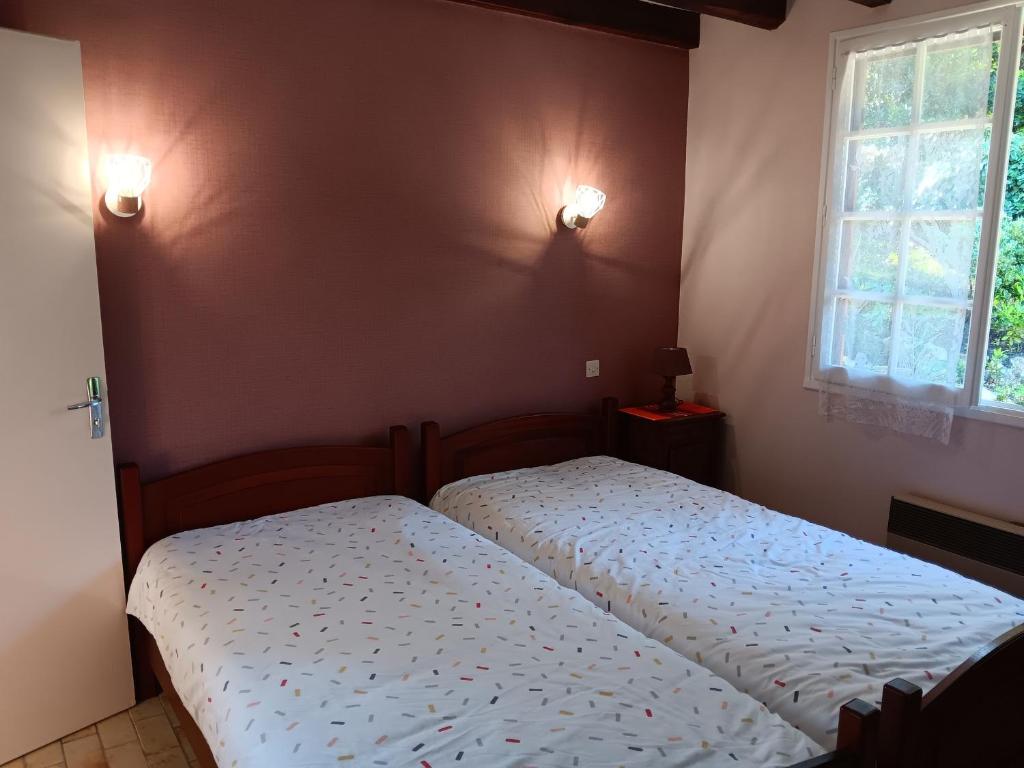 sypialnia z łóżkiem i 2 oknami w obiekcie Maison spacieuse avec jardin, proche commerces et plage, 6 couchages, parking privatif - FR-1-239-902 w mieście Capbreton