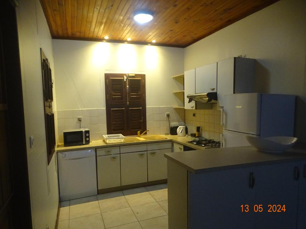 Kuchyň nebo kuchyňský kout v ubytování Le gîte du jardin