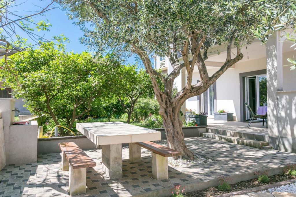 Apartments with parking space Kastel Novi, Kastela - 22702