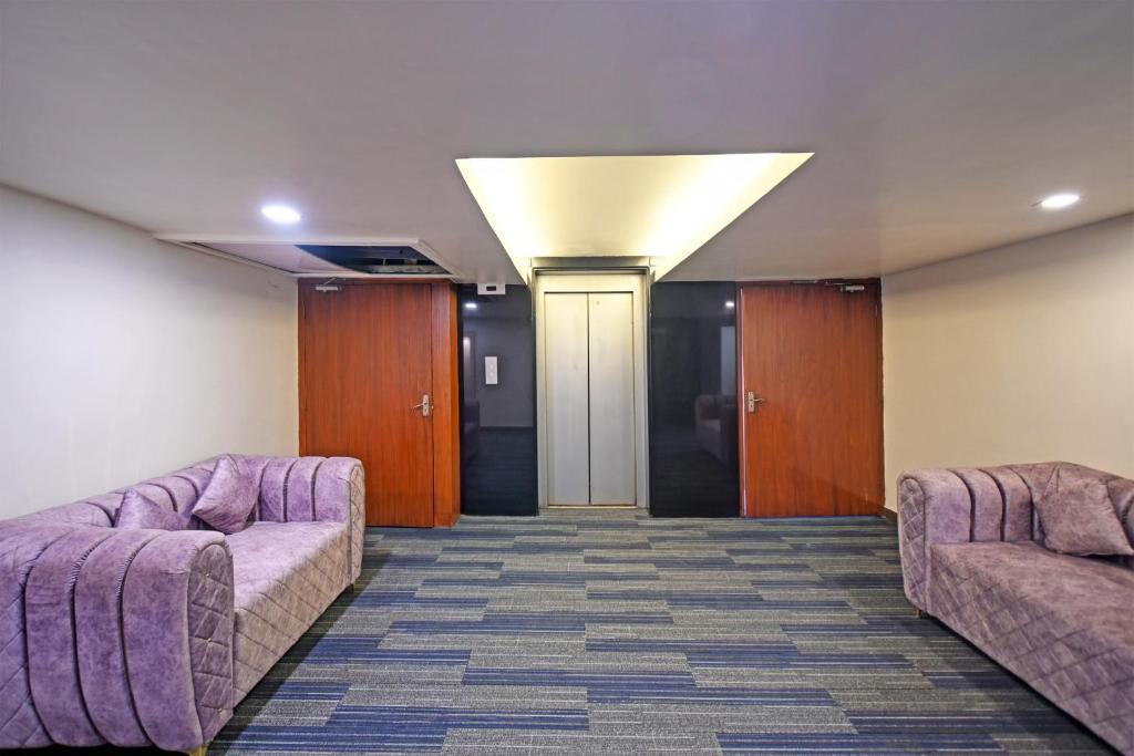 un couloir avec deux canapés dans une chambre dans l'établissement Palette - Madhapur, à Hyderabad