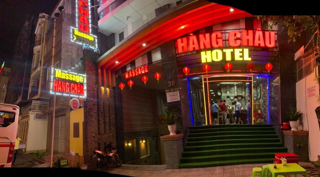 ein Hotel mit einem Schild, das Hangzhou Hotel liest in der Unterkunft Hang Chau Hotel in Cần Thơ