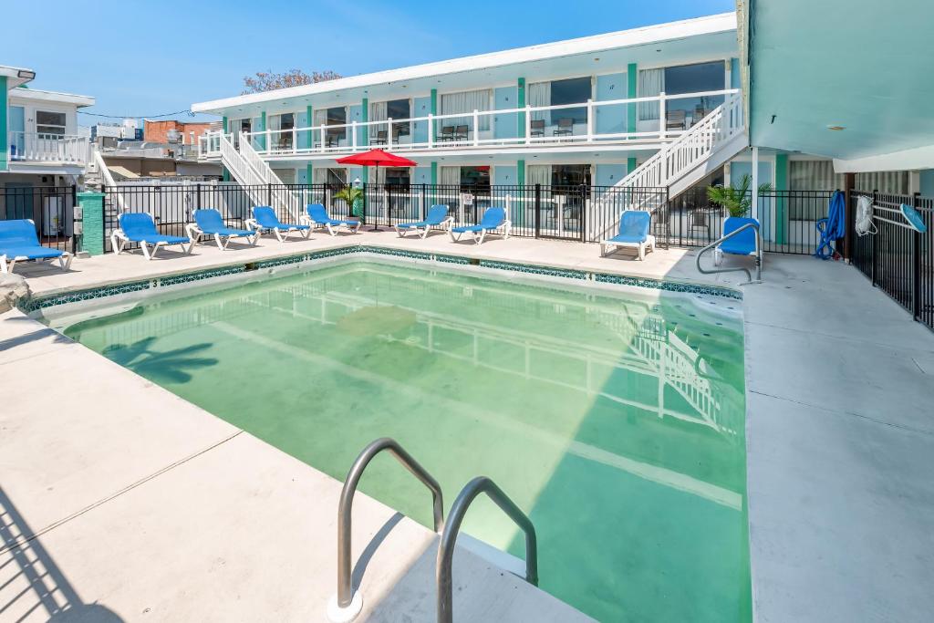 Bazén v ubytování Mango Motel Wildwood Beach & Boardwalk nebo v jeho okolí