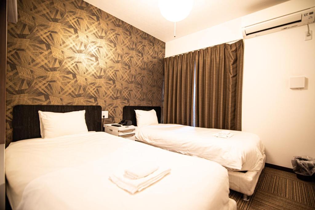 衣笠にあるアナザースカイ京都二条城のホテルルーム ベッド2台 白いシーツ付