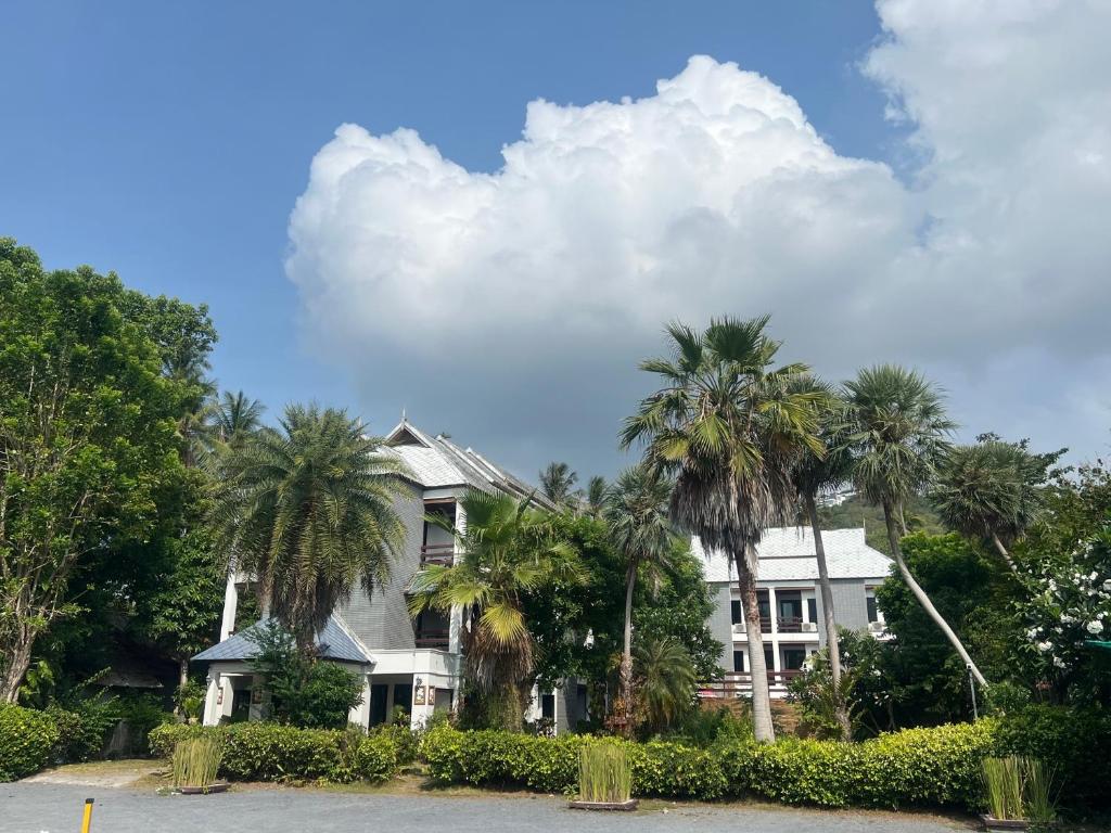 拉邁的住宿－蘇梅島海風廣場酒店，前面有棕榈树的房子