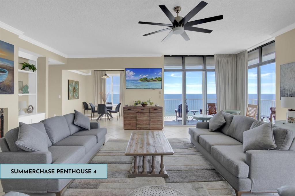 sala de estar con sofá y mesa en Summerchase 4 Penthouse, en Orange Beach