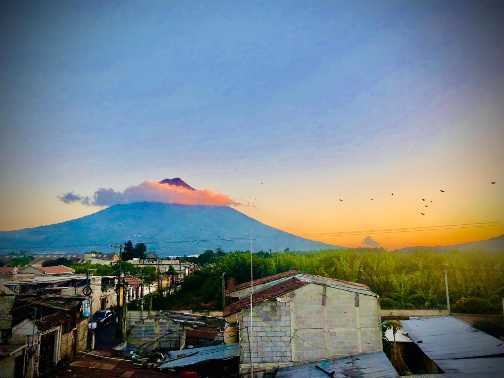 vista su una montagna con tramonto sullo sfondo di Vintage Apartment with Balcony & Terrace a Antigua Guatemala