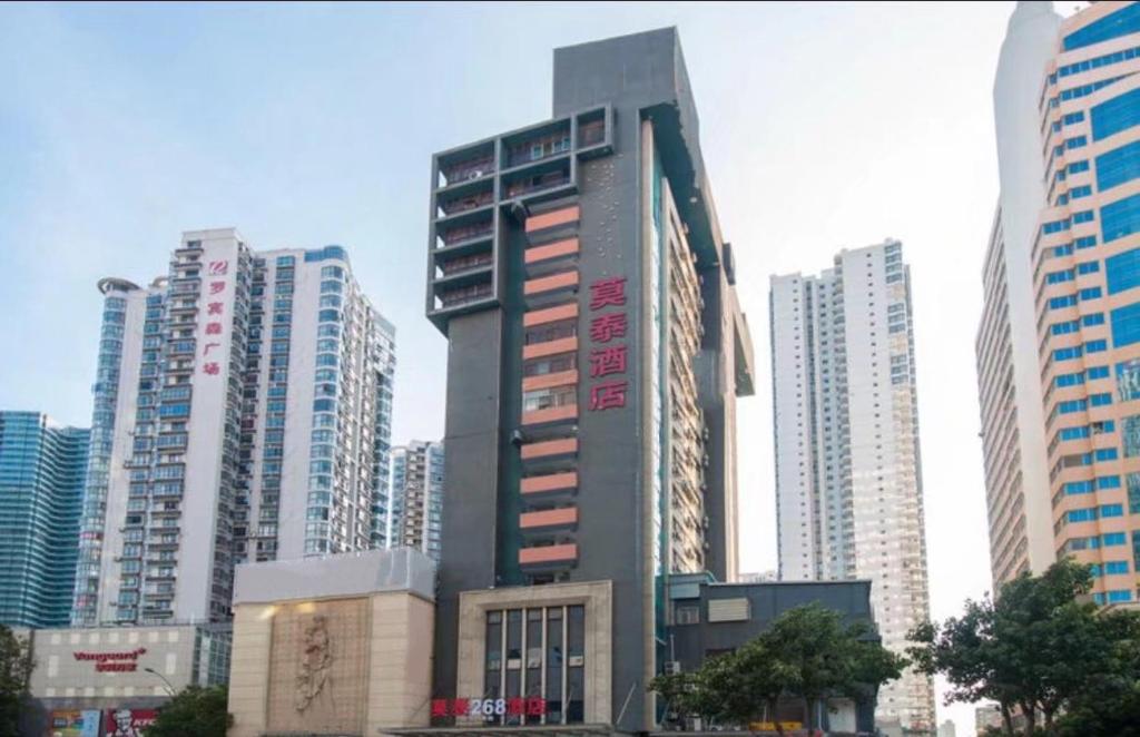 厦门莫泰268 厦门火车站店的一座高大的建筑