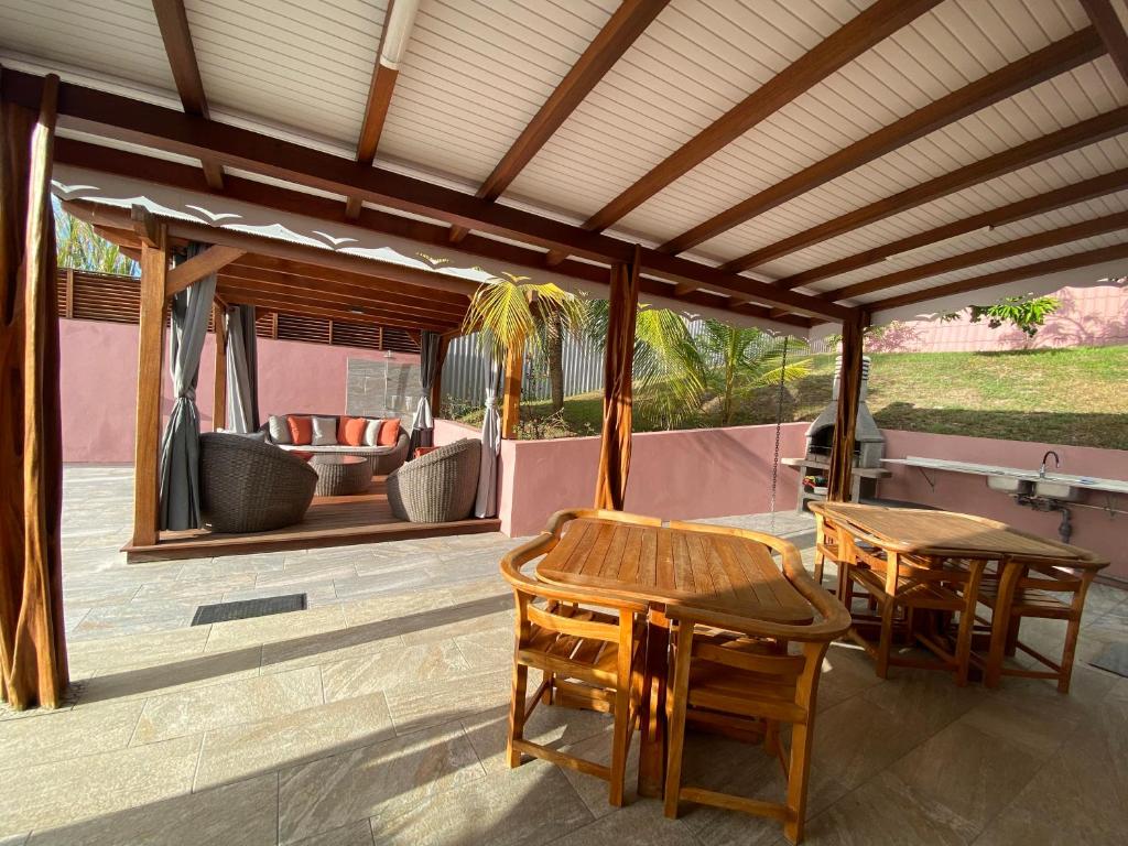 Patio nebo venkovní prostory v ubytování Villa avec piscine, vue sur mer, Rocher du Diamant