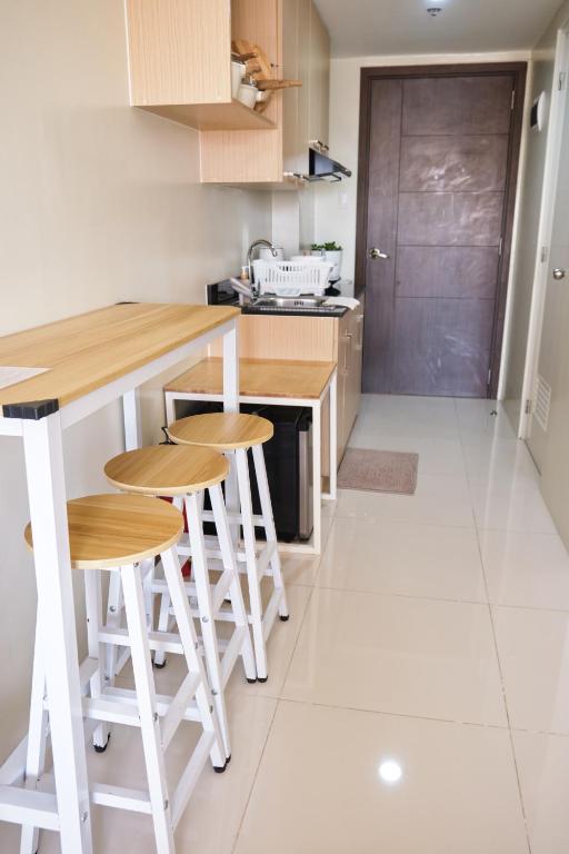 Kuchyň nebo kuchyňský kout v ubytování QFandZ Baguio Homestay at BRENTHILL Condominium