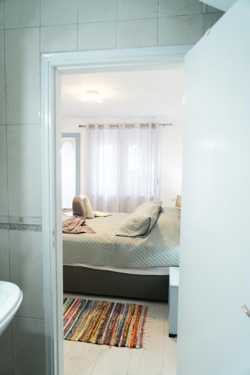 Postel nebo postele na pokoji v ubytování Pigadia Central