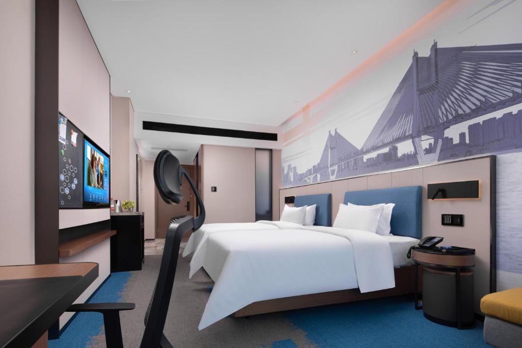 Postel nebo postele na pokoji v ubytování Hilton Hotel by Hampton Wuhan Zhongnan Street Branch