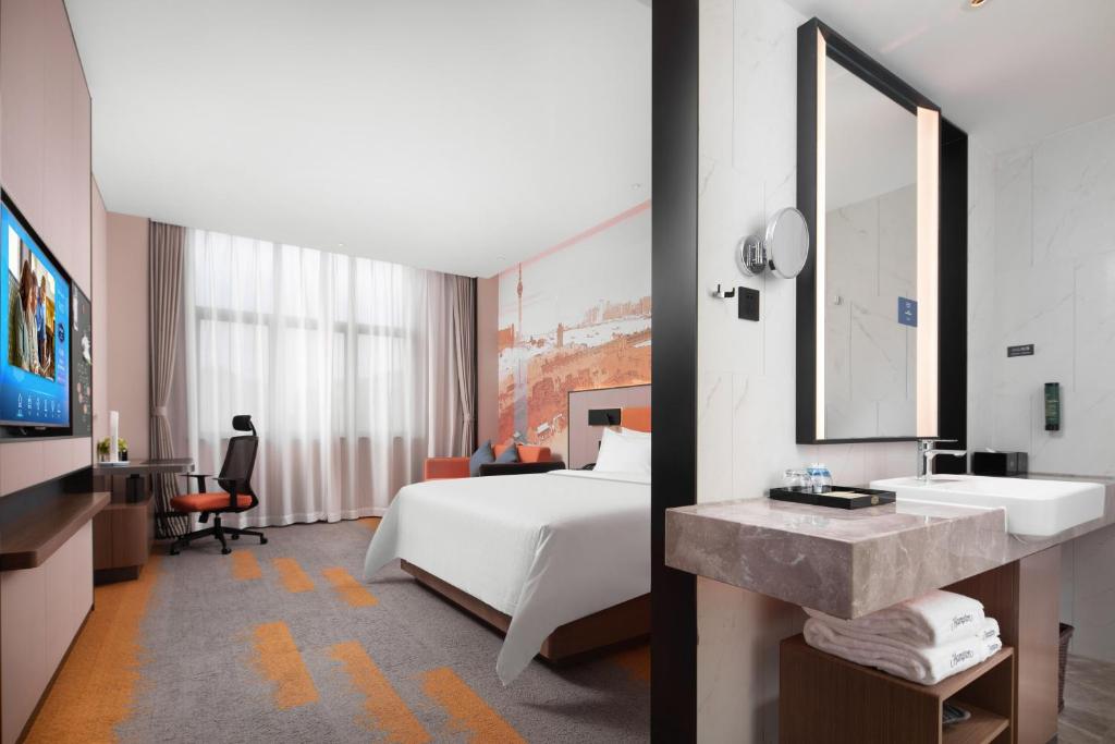 Postel nebo postele na pokoji v ubytování Hilton Hotel by Hampton Wuhan Zhongnan Street Branch
