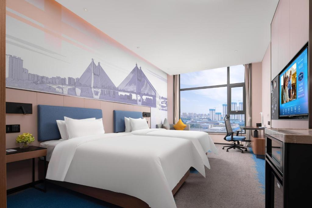 Postel nebo postele na pokoji v ubytování Hilton Hotel by Hampton Wuhan Zhongnan Street Branch