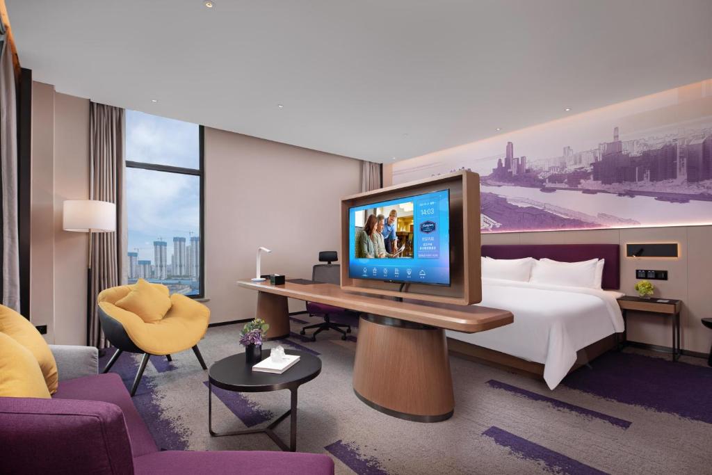 TV a/nebo společenská místnost v ubytování Hilton Hotel by Hampton Wuhan Zhongnan Street Branch