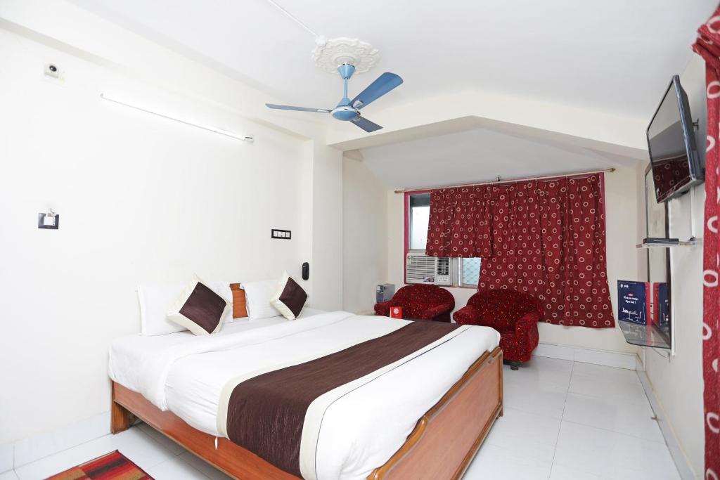 een slaapkamer met een groot bed en een raam bij OYO Sai Sagar Residency in Bhubaneshwar