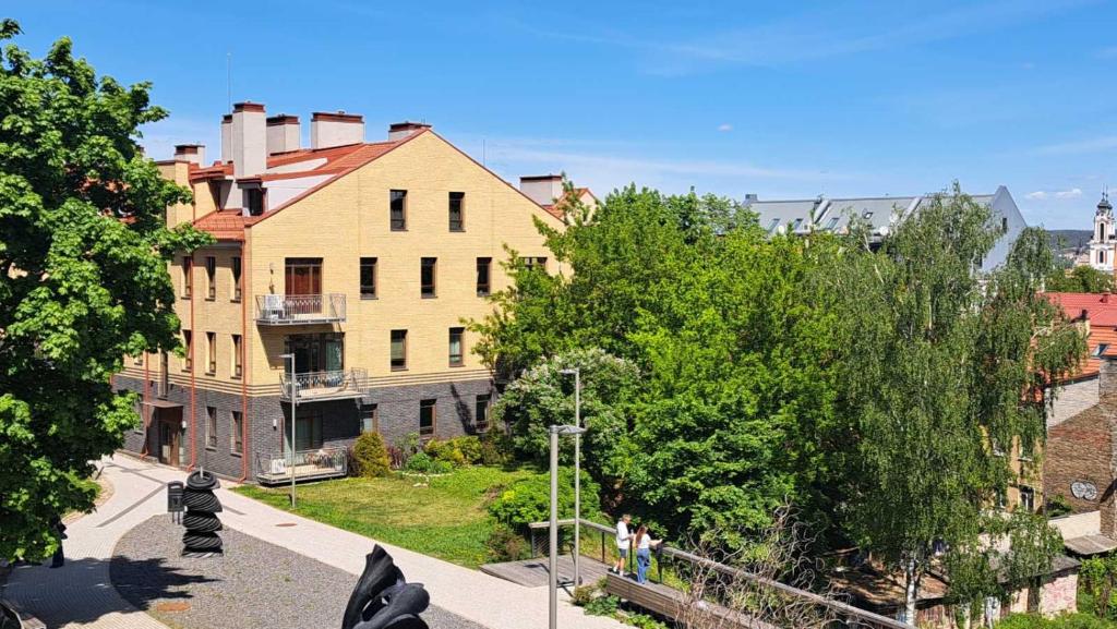 vista su una città con edifici e alberi di Apartment Vilnius Old Town a Vilnius