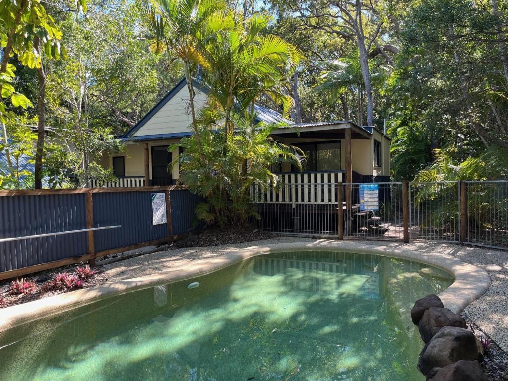 una piscina frente a una casa en 8 Orania Court Rainbow Shores, en Rainbow Beach