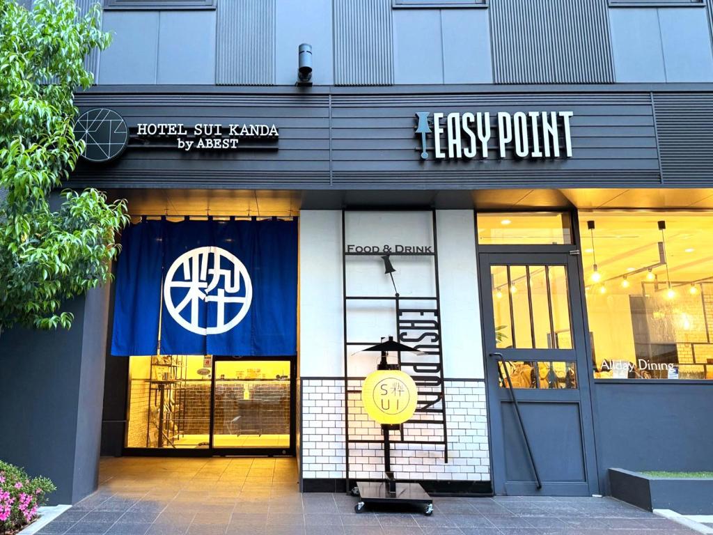 uma frente de loja com um sinal de primeiro ponto na frente em HOTEL SUI KANDA by ABEST em Tóquio