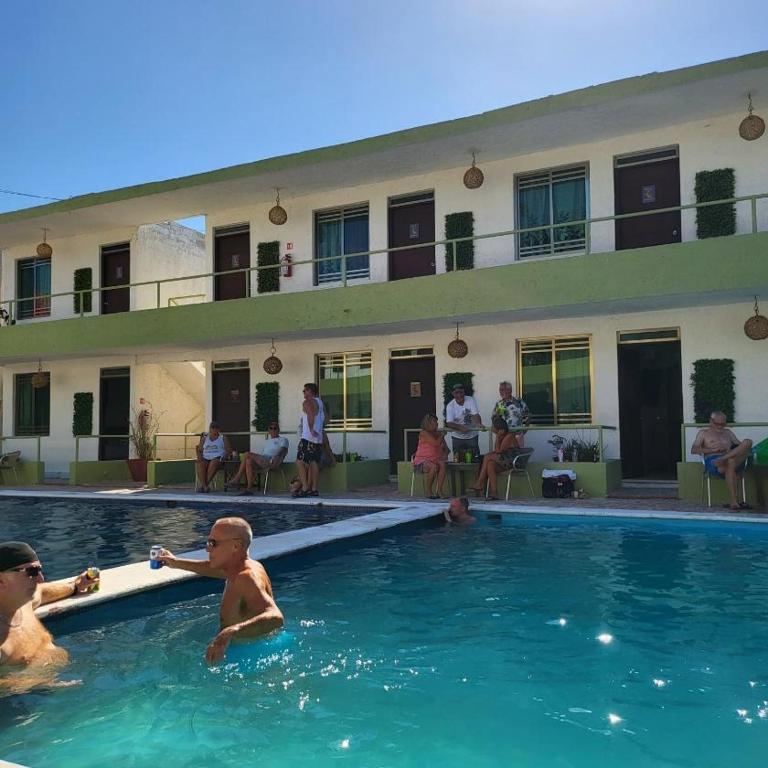 Bazén v ubytování Pelican Inn at Las Dunas Chelem nebo v jeho okolí