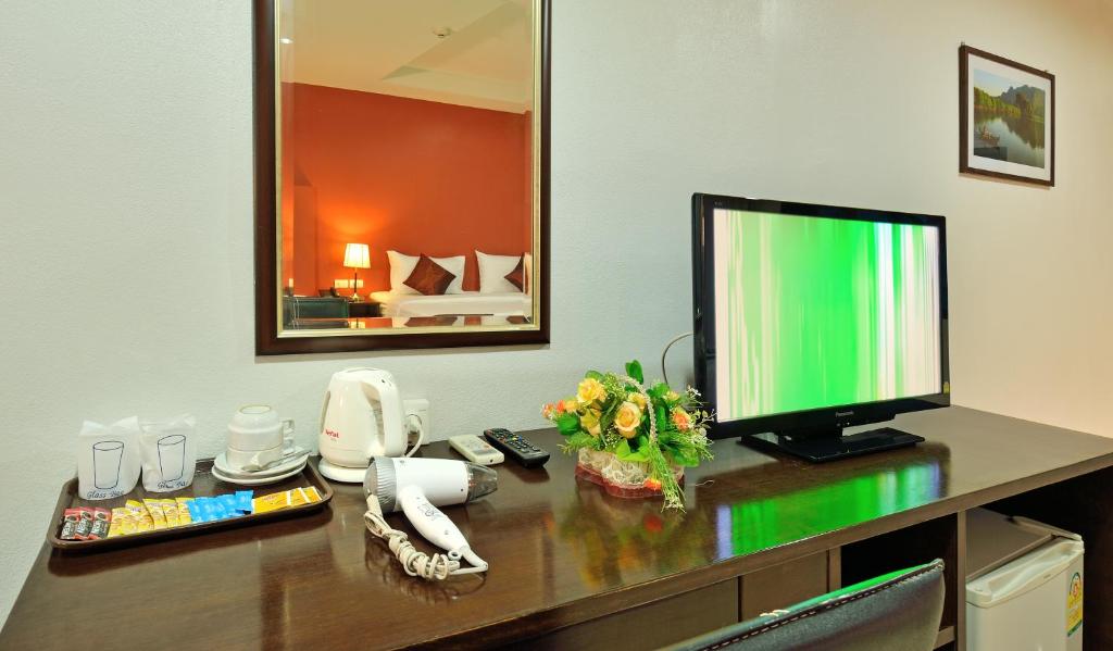 TV a/nebo společenská místnost v ubytování Lada Krabi Residence Hotel - SHA Plus