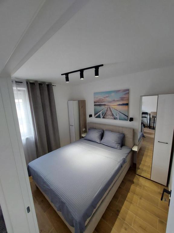 Een bed of bedden in een kamer bij Apartman Anna Srebrno jezero