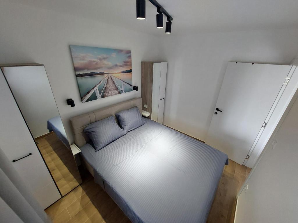 Een bed of bedden in een kamer bij Apartman Anna Srebrno jezero