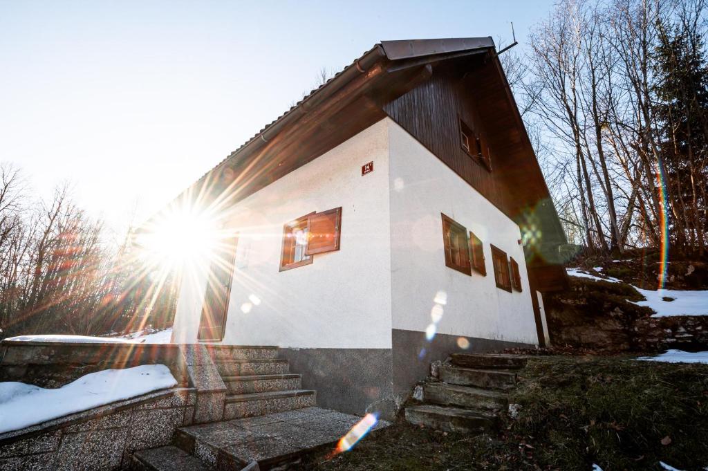 ein kleines Haus, hinter dem die Sonne scheint in der Unterkunft Relax house AVUS with Sauna in Slap ob Idrijci