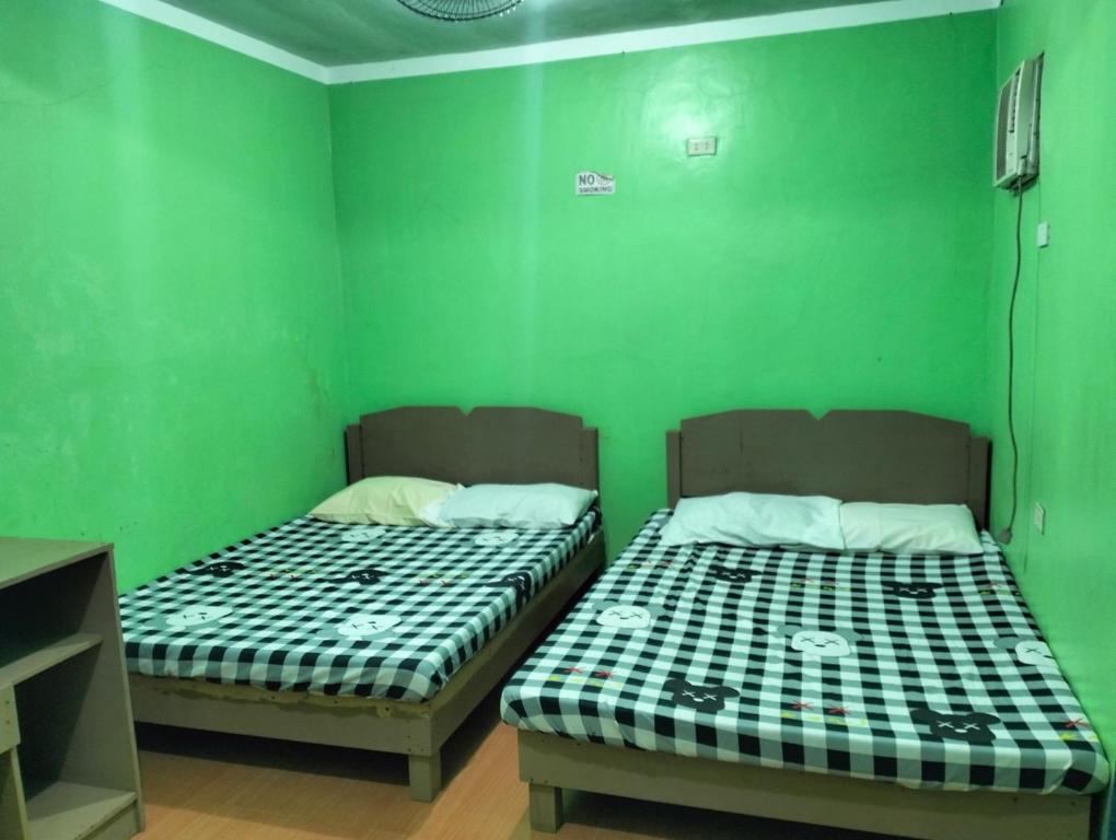 Postel nebo postele na pokoji v ubytování Sir Louie Lodging House