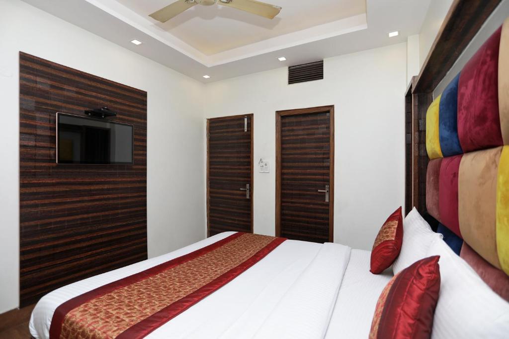 Łóżko lub łóżka w pokoju w obiekcie OYO Hotel Sun Palace