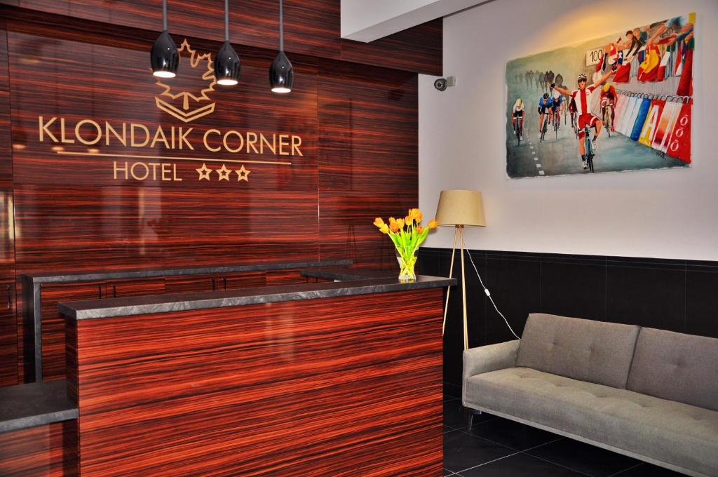 a lobby with a hotel sign on the wall at Hotel Klondaik Corner in Warka