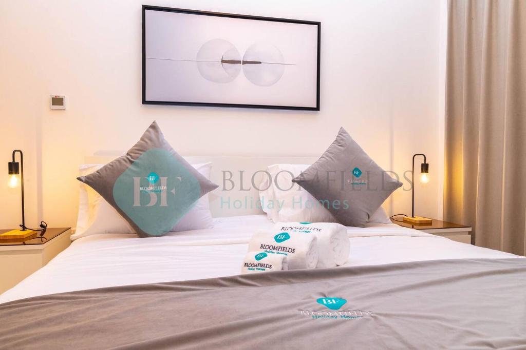 A bed or beds in a room at Bloomfields Elegant 1br In Oasis