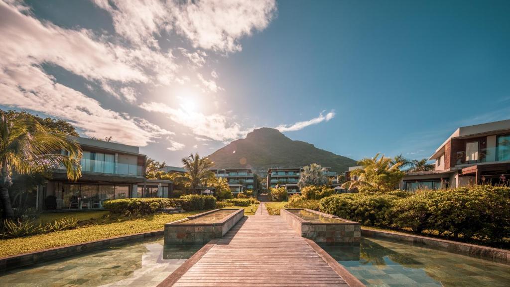 un sentiero che conduce a un resort con una montagna sullo sfondo di Manta Cove by Horizon Holidays a Tamarin