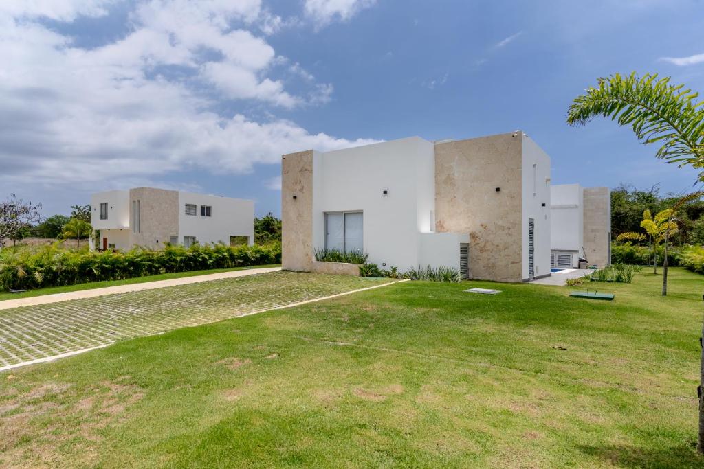 a house with a large yard in front of it at New villa by the beach! in Boca del Soco
