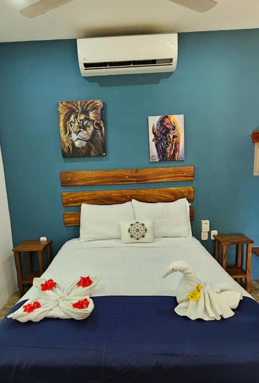 Postel nebo postele na pokoji v ubytování Buddha Retreat Hotel
