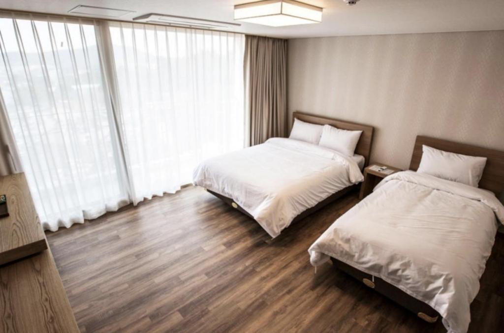 Postel nebo postele na pokoji v ubytování Suave Hotel
