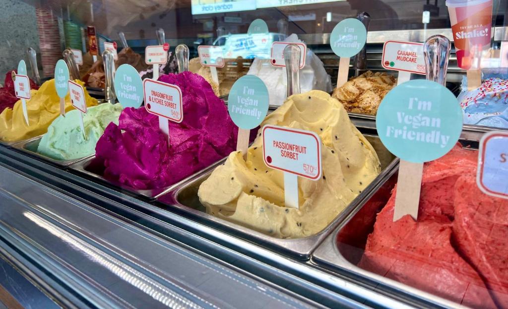 una vitrina con diferentes tipos de helados en Belle Escapes - Glenelg Shores Family Stay, en Glenelg