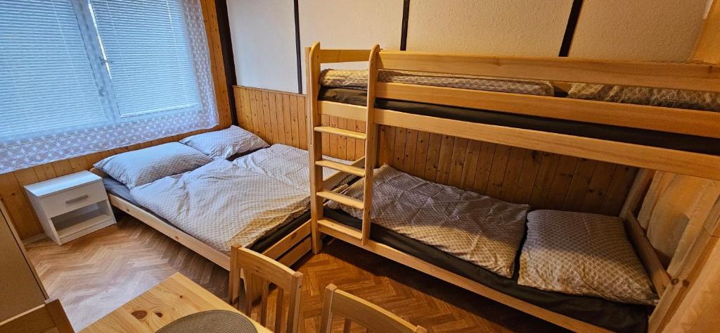 Postel nebo postele na pokoji v ubytování Chatka Ema