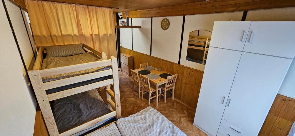 Postel nebo postele na pokoji v ubytování Chatka Ema