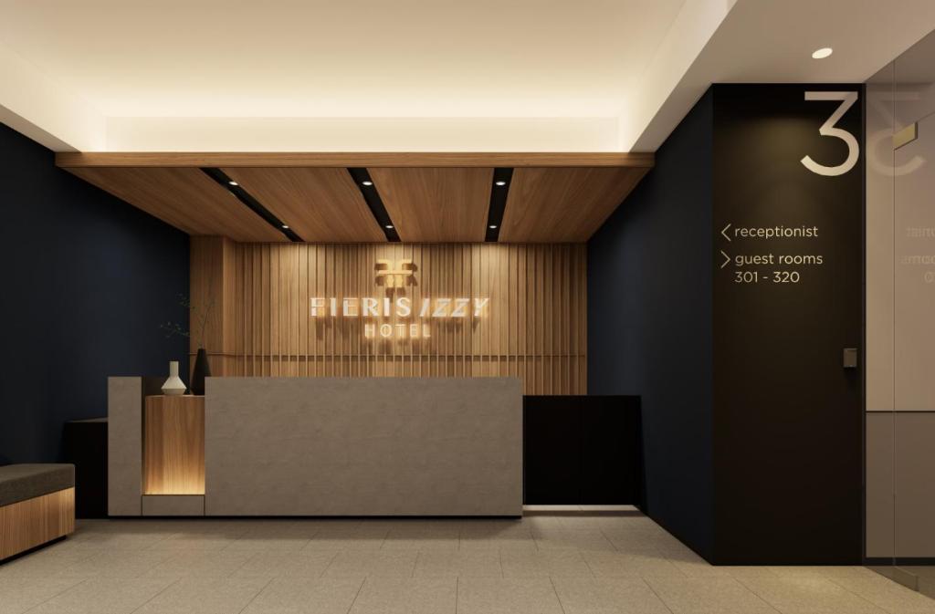 ジャカルタにあるFIERIS IZZY Hotelのロビーのフロントデスクの壁に頭蓋骨が付いています。
