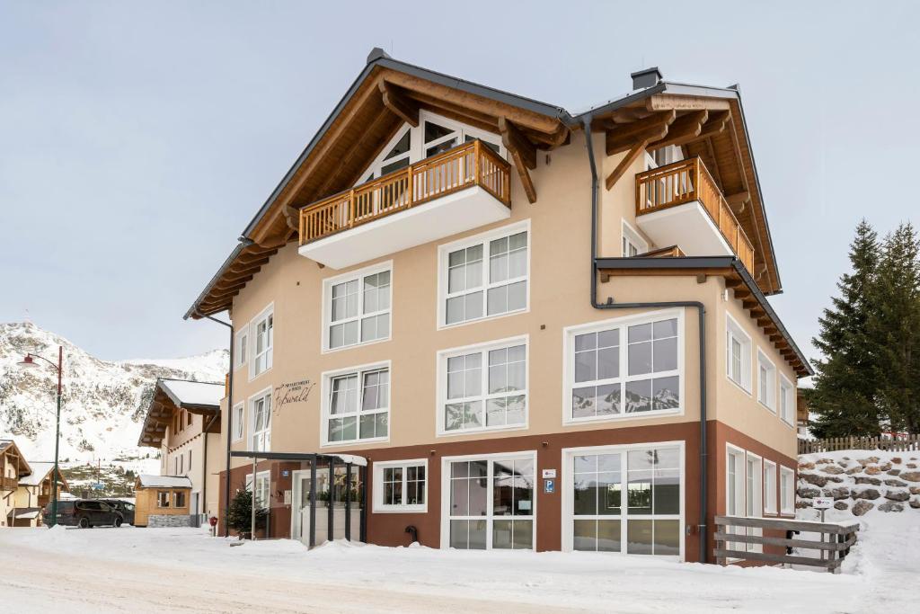 Budova, kde se aparthotel nachází